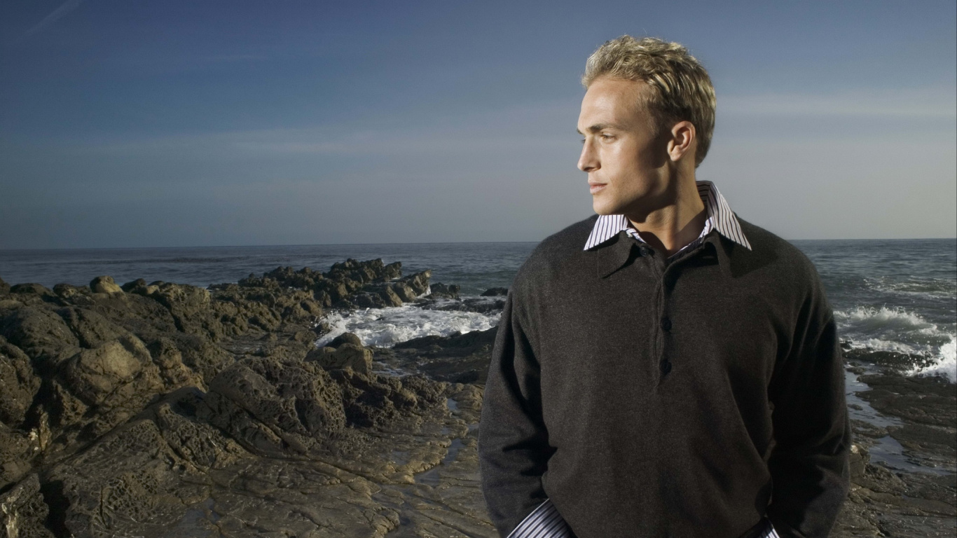 Обои море, побережье, океан, человек, отпуск в разрешении 1366x768