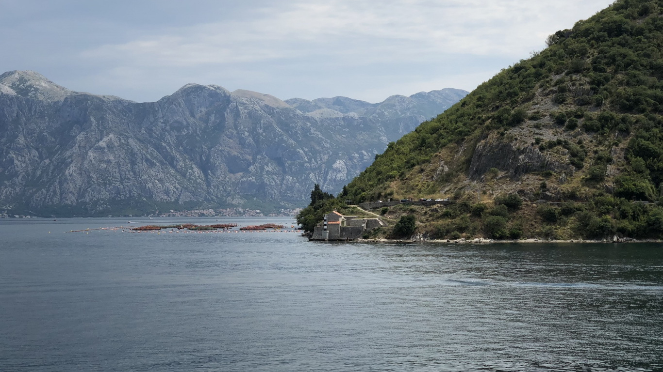 Обои побережье, крошка воды, водоем, горный рельеф, гидроресурсы в разрешении 1366x768