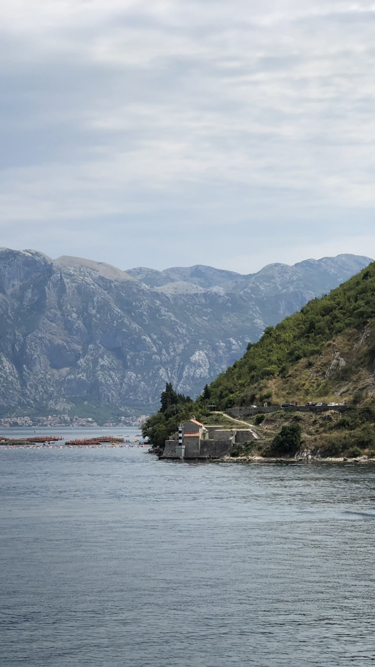 Обои побережье, крошка воды, водоем, горный рельеф, гидроресурсы в разрешении 750x1334