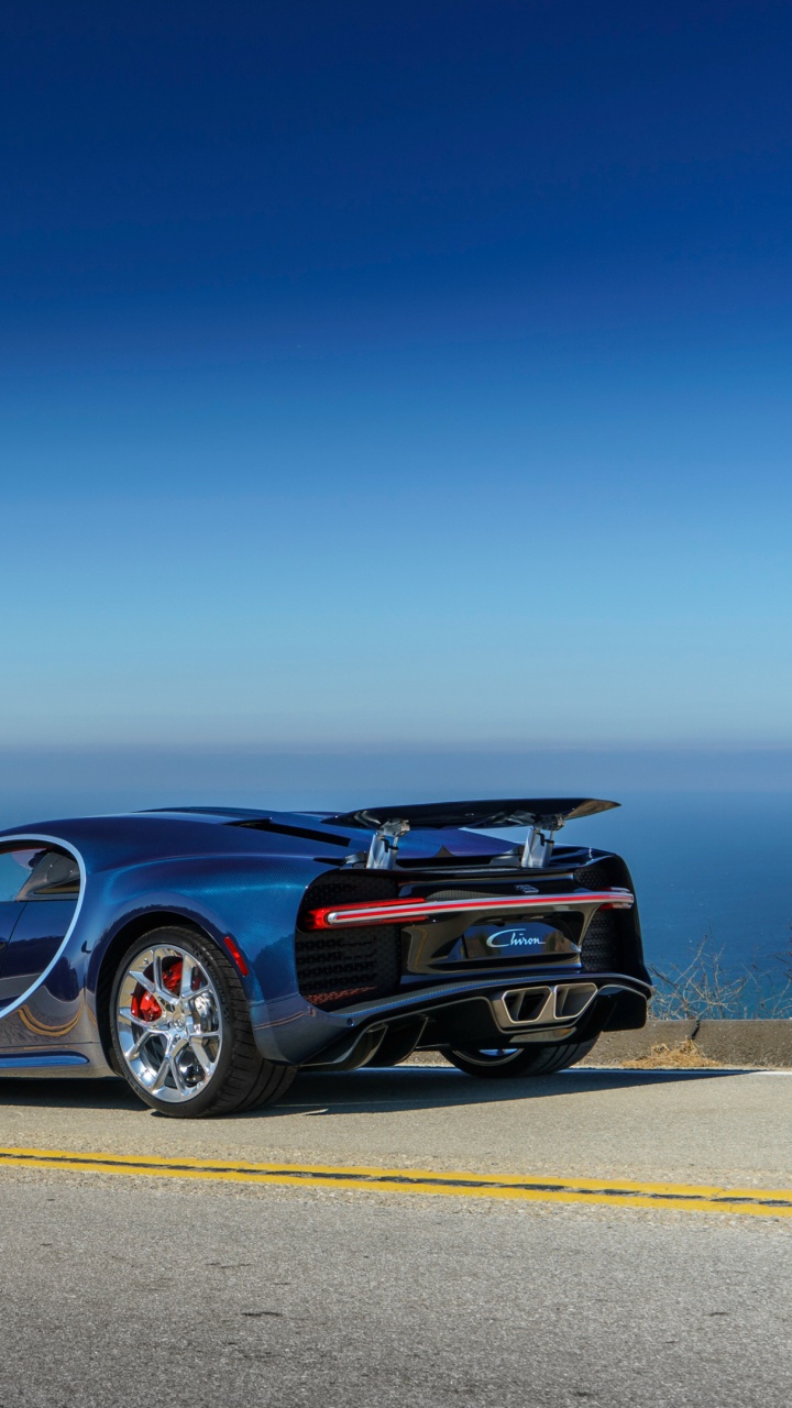 Обои bugatti, суперкар, спорткар, дорога, автомобилестроение в разрешении 720x1280