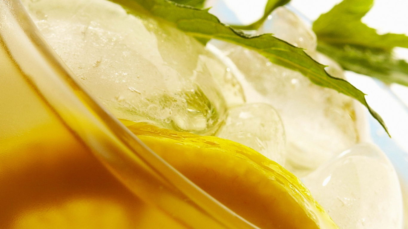 Обои коктейль, сок, чай со льдом, чай, желтый в разрешении 1366x768