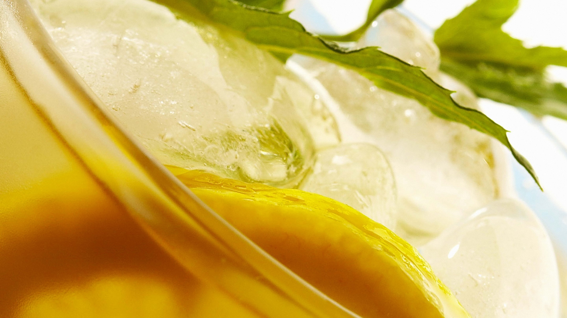 Обои коктейль, сок, чай со льдом, чай, желтый в разрешении 1920x1080