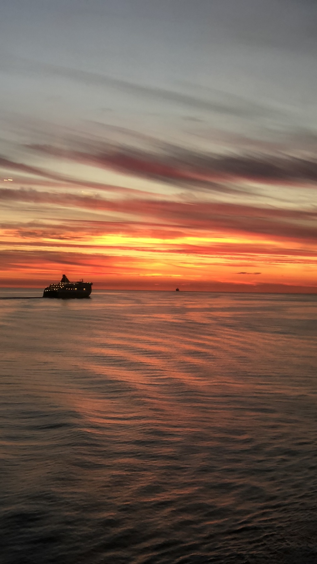 Обои горизонт, вода, закат, водоем, солнце в разрешении 1080x1920