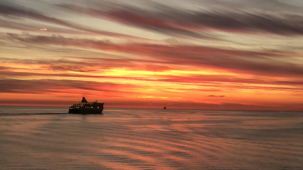 Обои горизонт, вода, закат, водоем, солнце в разрешении 1280x720