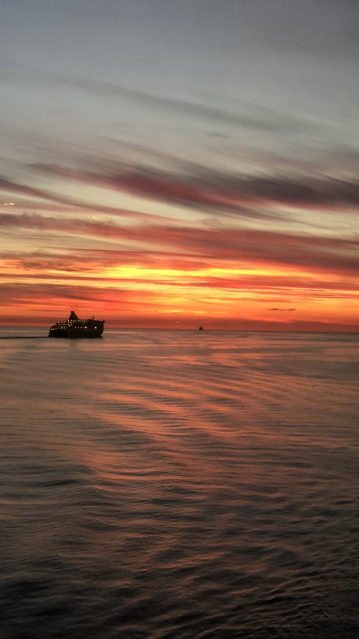 Обои горизонт, вода, закат, водоем, солнце в разрешении 720x1280