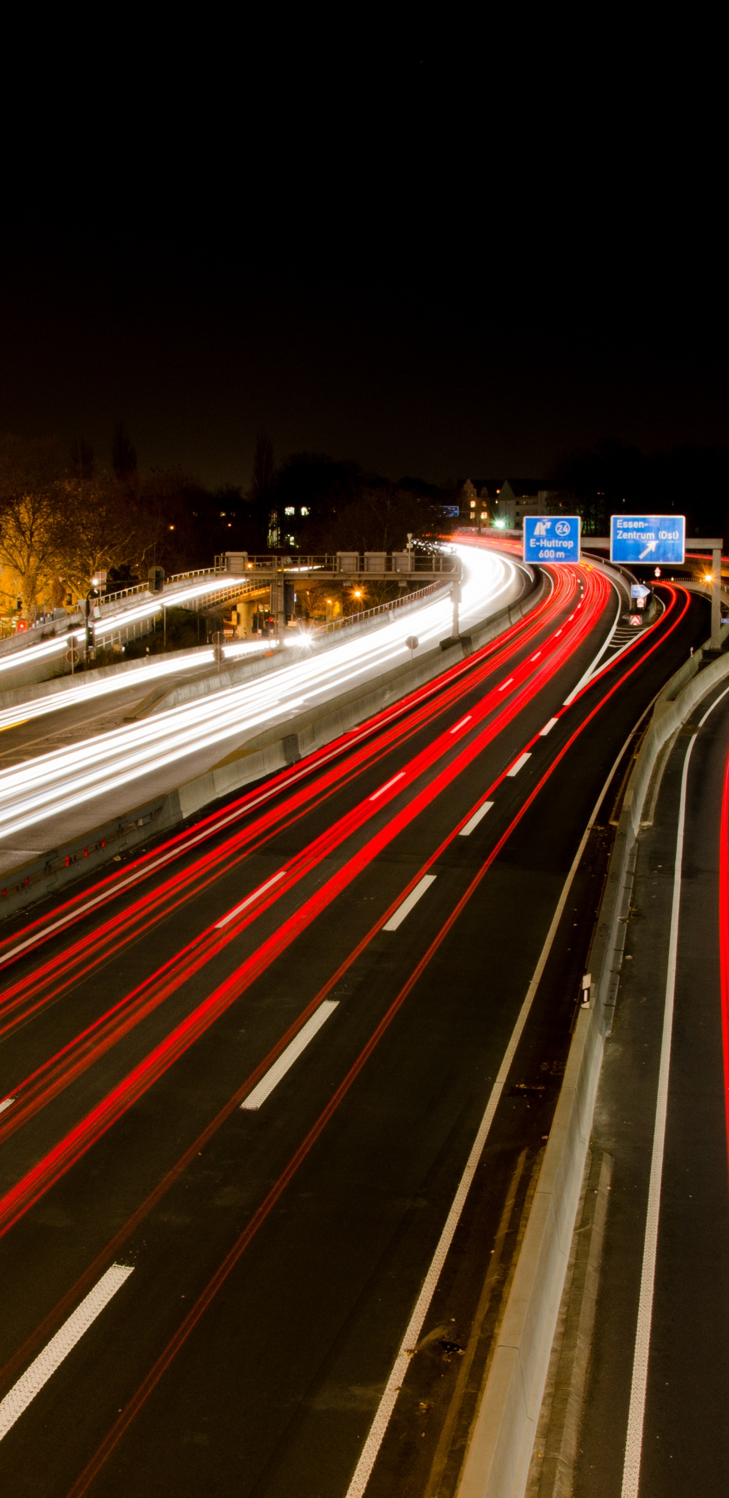 Обои дорога, автомобильное освещение, уличный фонарь, инфраструктура, дорожное покрытие в разрешении 1440x2960