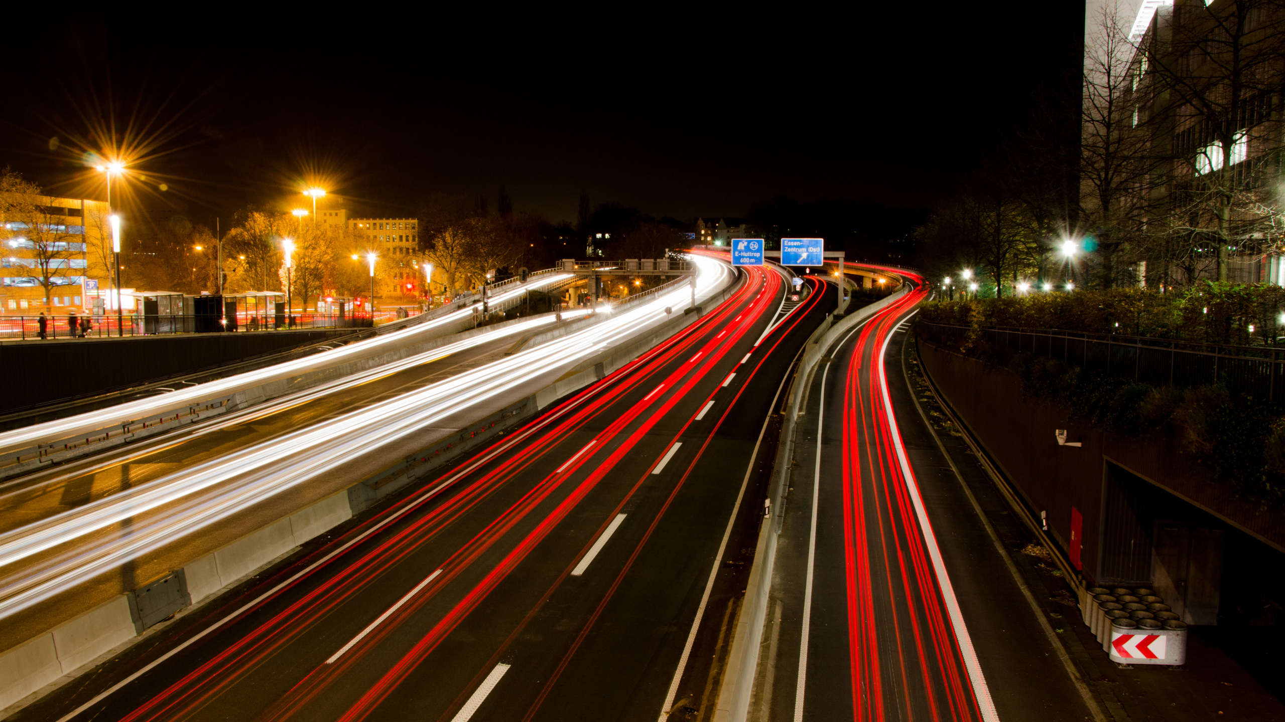 Обои дорога, автомобильное освещение, уличный фонарь, инфраструктура, дорожное покрытие в разрешении 2560x1440