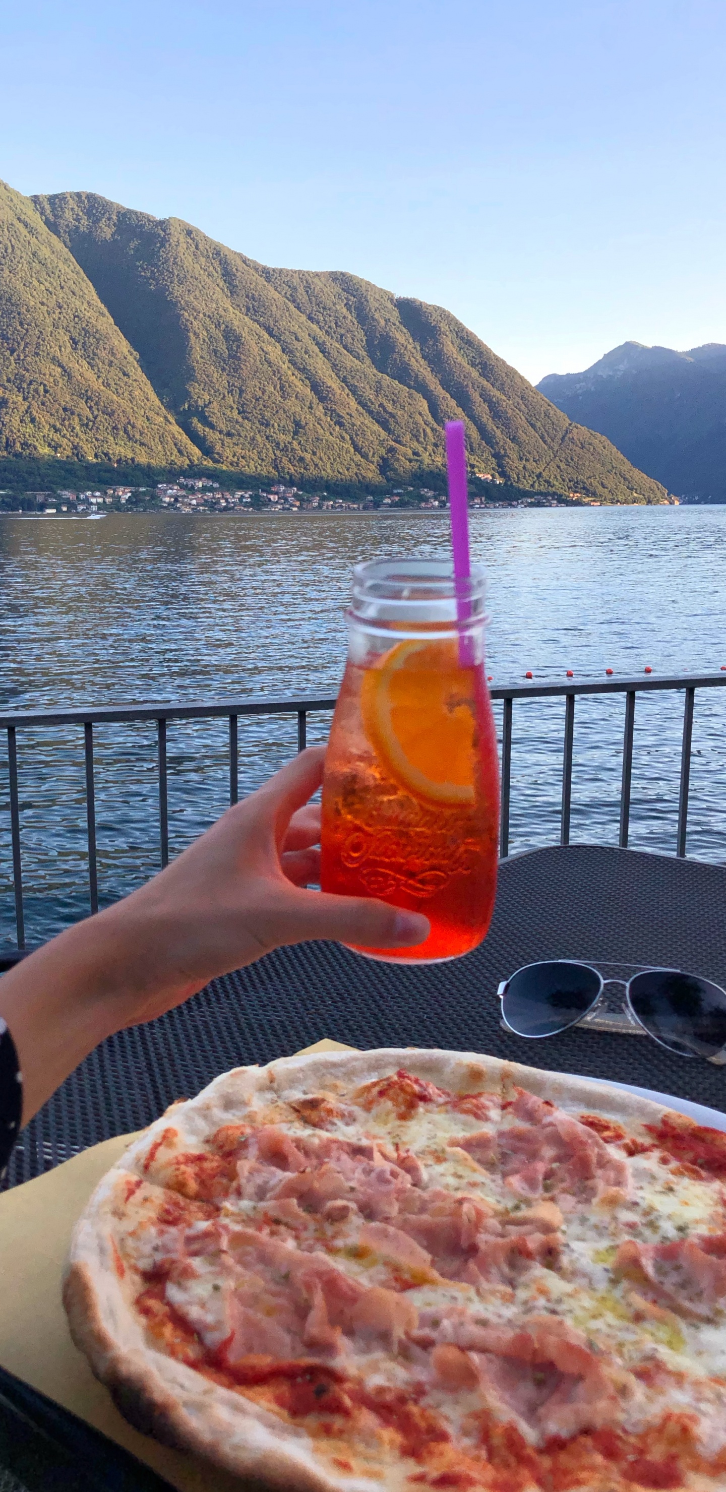 Обои пицца, вода, водоем, горный рельеф, пища в разрешении 1440x2960