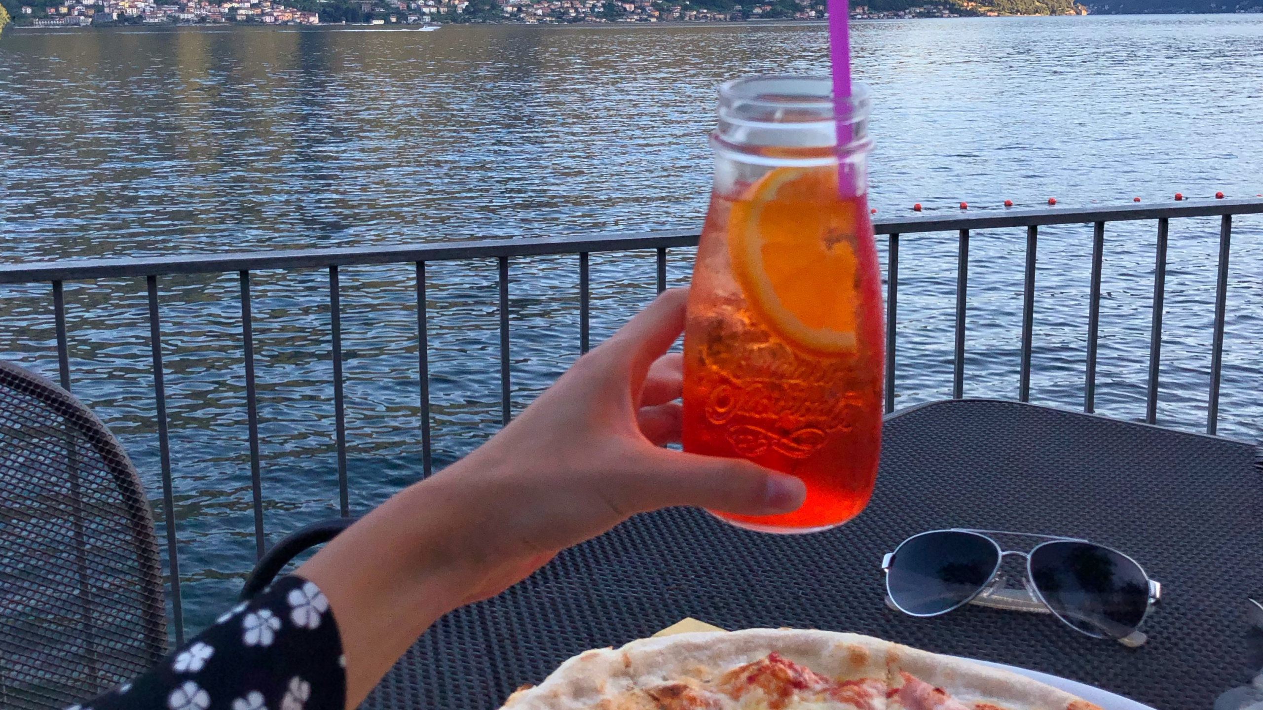 Обои пицца, вода, водоем, горный рельеф, пища в разрешении 2560x1440