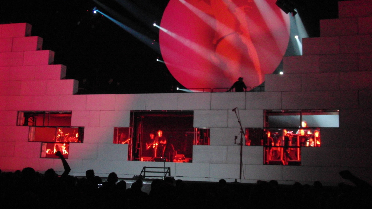 Обои темнота, красный цвет, этап, свет, освещение в разрешении 1280x720