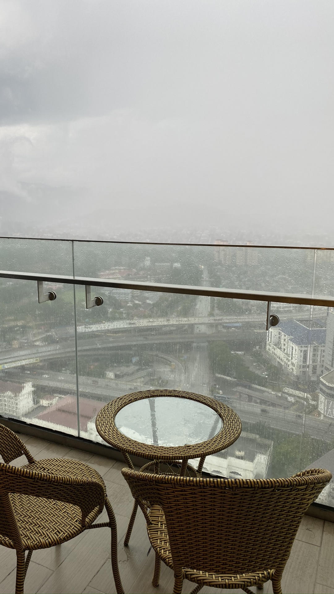 Обои таблица, вода, мебель, уличная мебель, открытый стол в разрешении 1080x1920