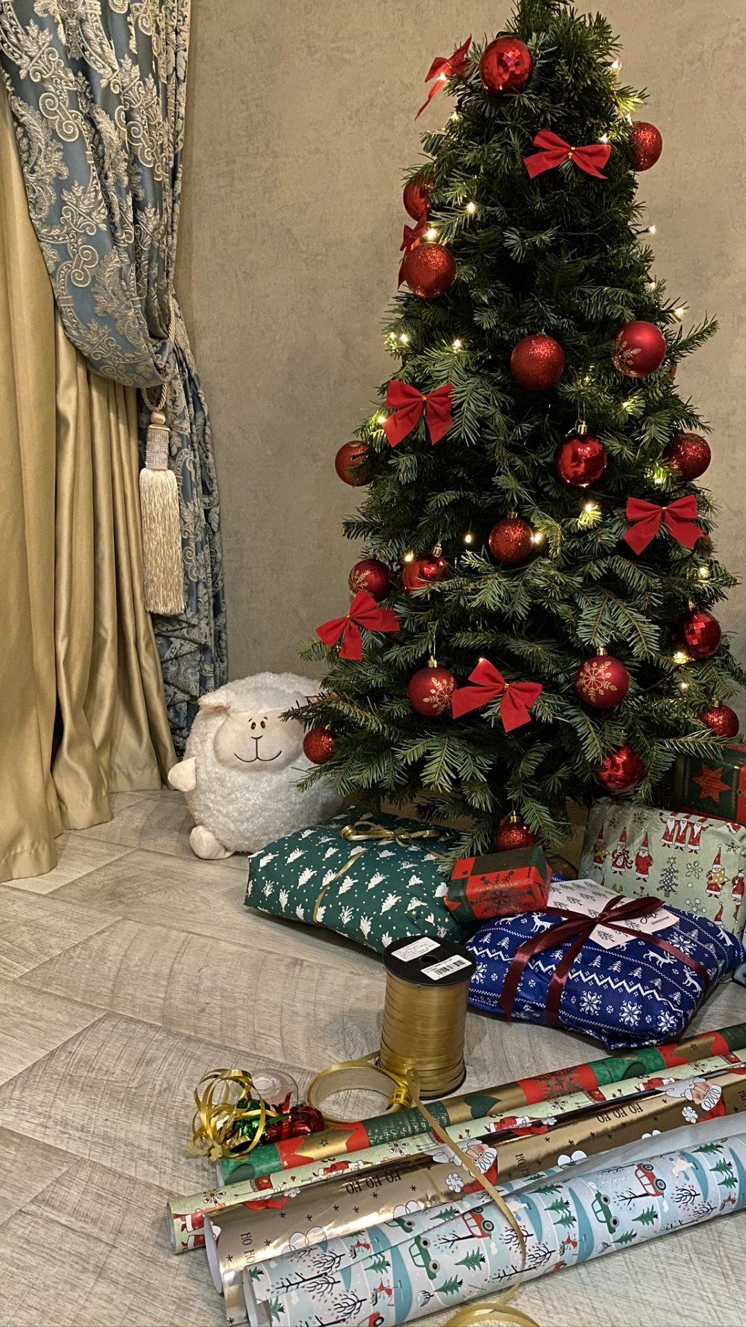 Обои елка, Рождественский день, дерево, дизайн интерьера, комната в разрешении 1080x1920