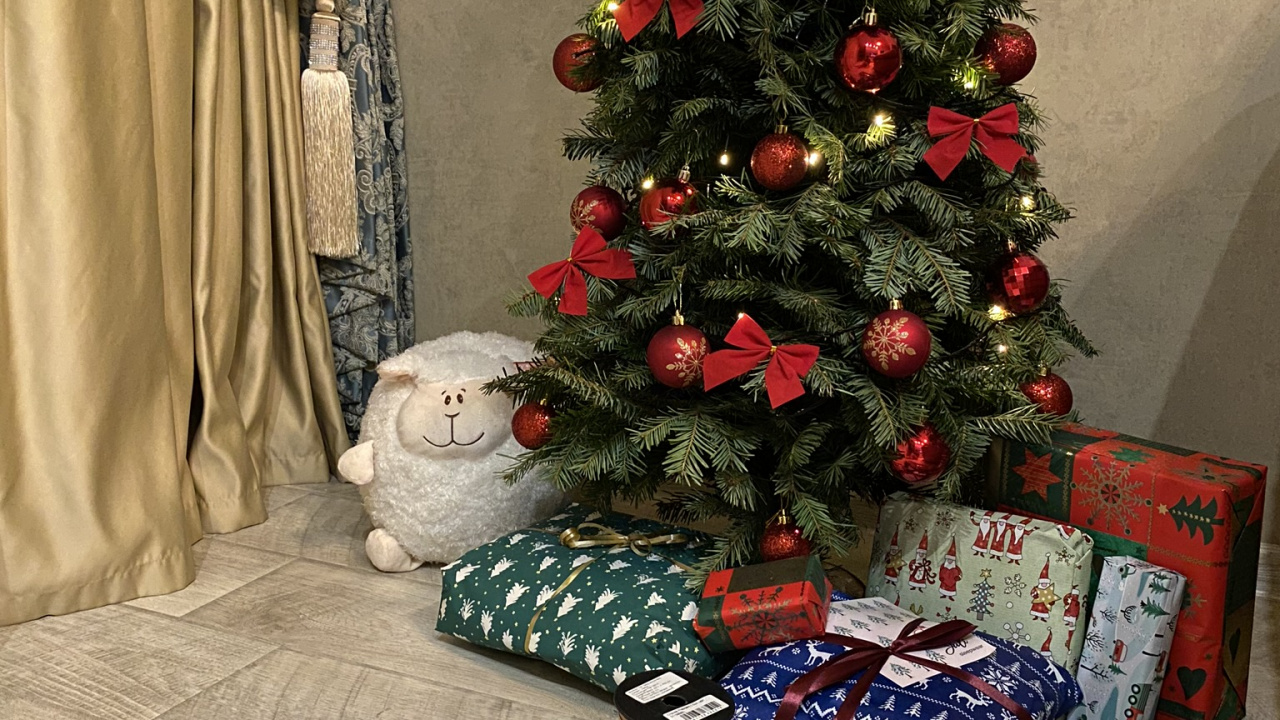 Обои елка, Рождественский день, дерево, дизайн интерьера, комната в разрешении 1280x720