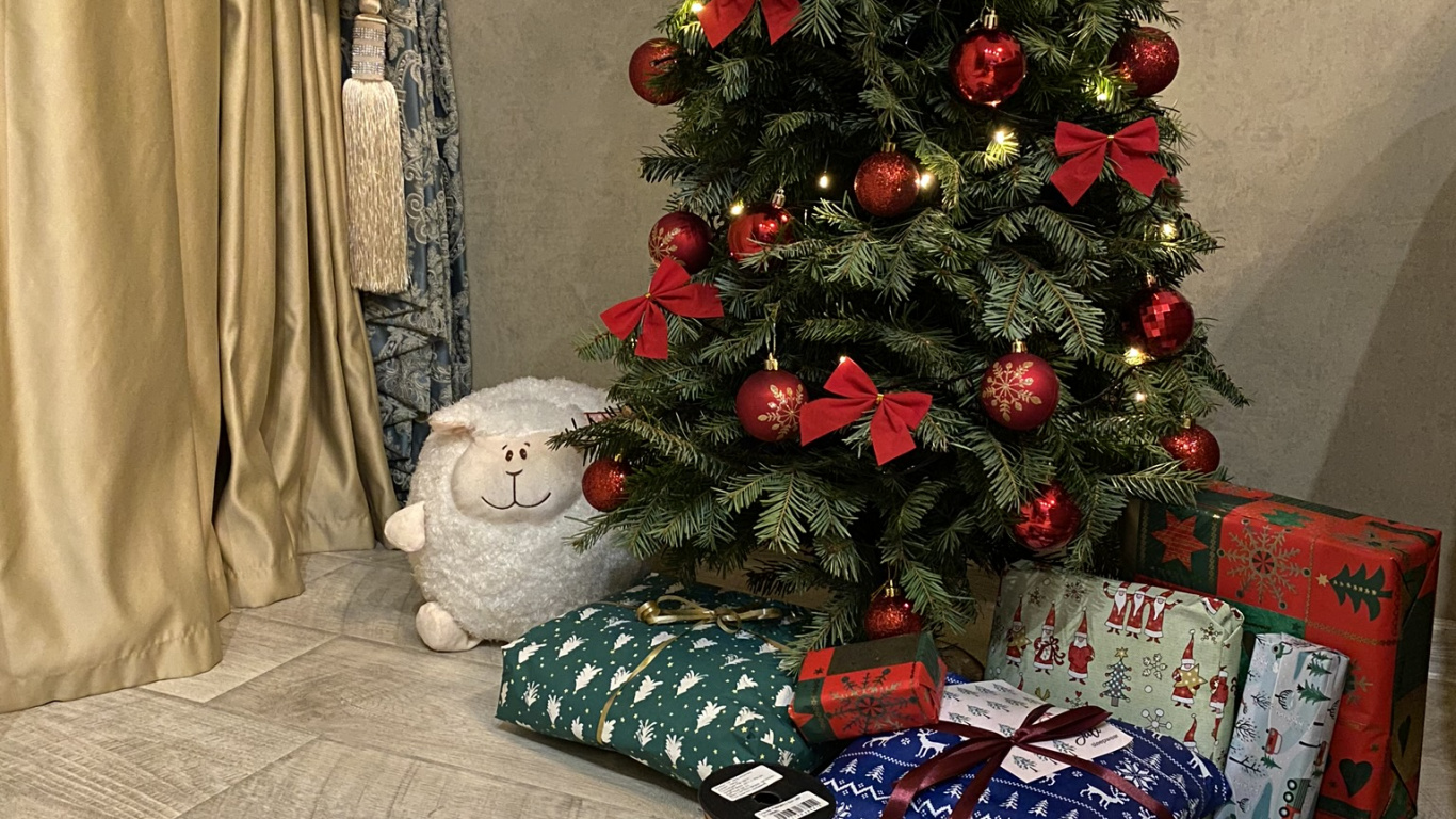 Обои елка, Рождественский день, дерево, дизайн интерьера, комната в разрешении 1366x768