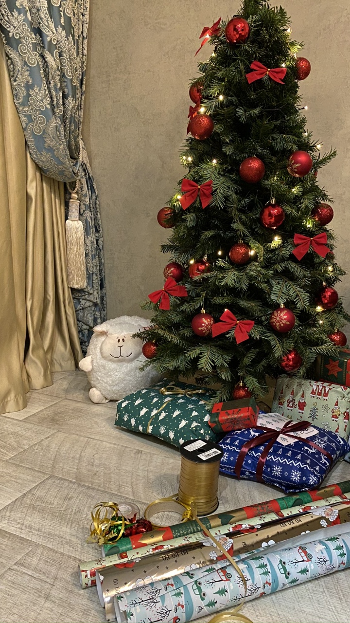 Обои елка, Рождественский день, дерево, дизайн интерьера, комната в разрешении 720x1280