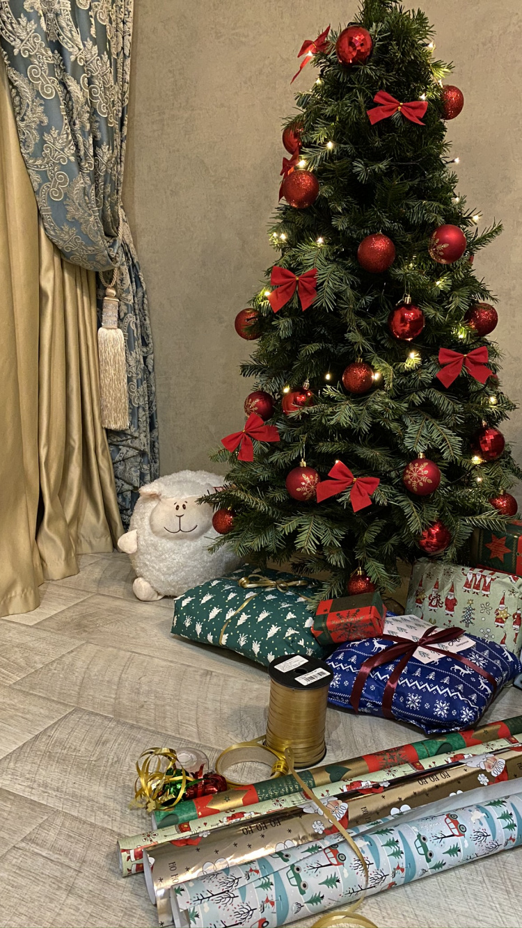 Обои елка, Рождественский день, дерево, дизайн интерьера, комната в разрешении 750x1334