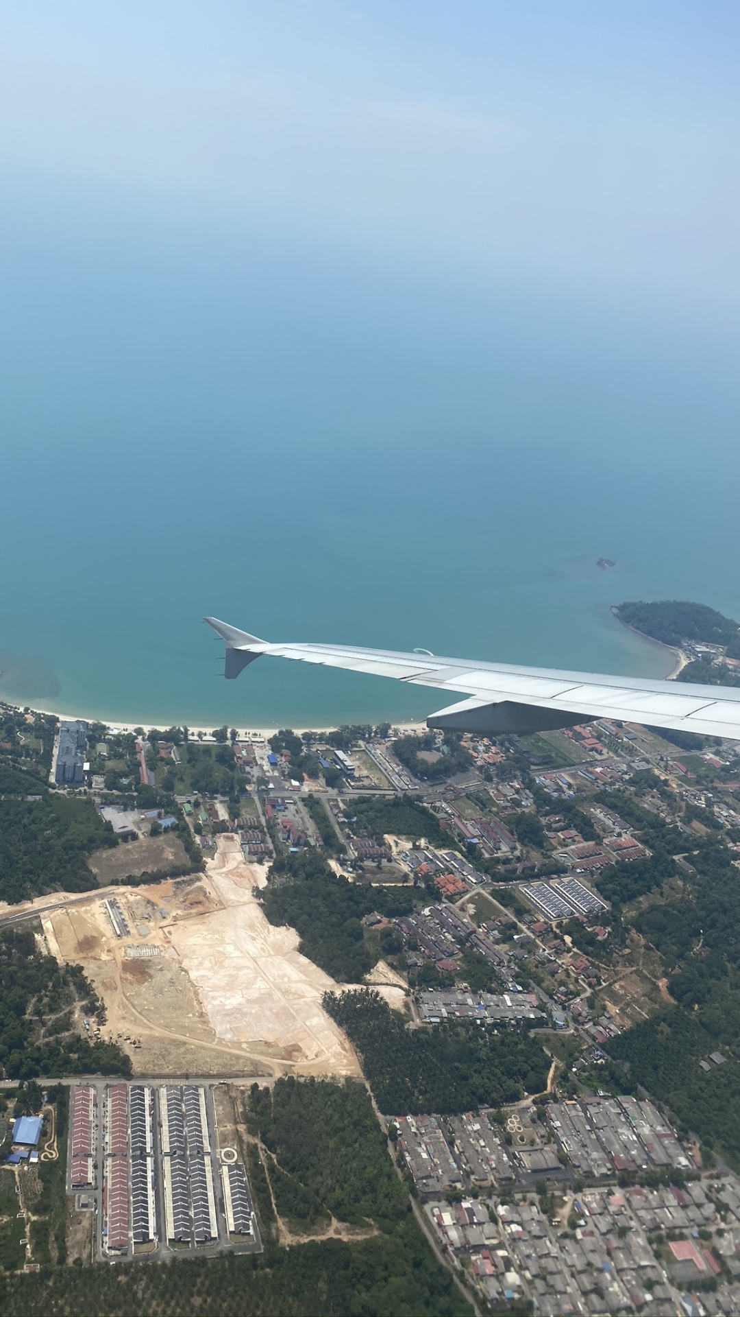 Обои полет, самолет, с высоты птичьего полета, водоем, пейзаж в разрешении 1080x1920