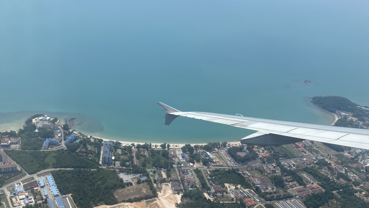 Обои полет, самолет, с высоты птичьего полета, водоем, пейзаж в разрешении 1280x720