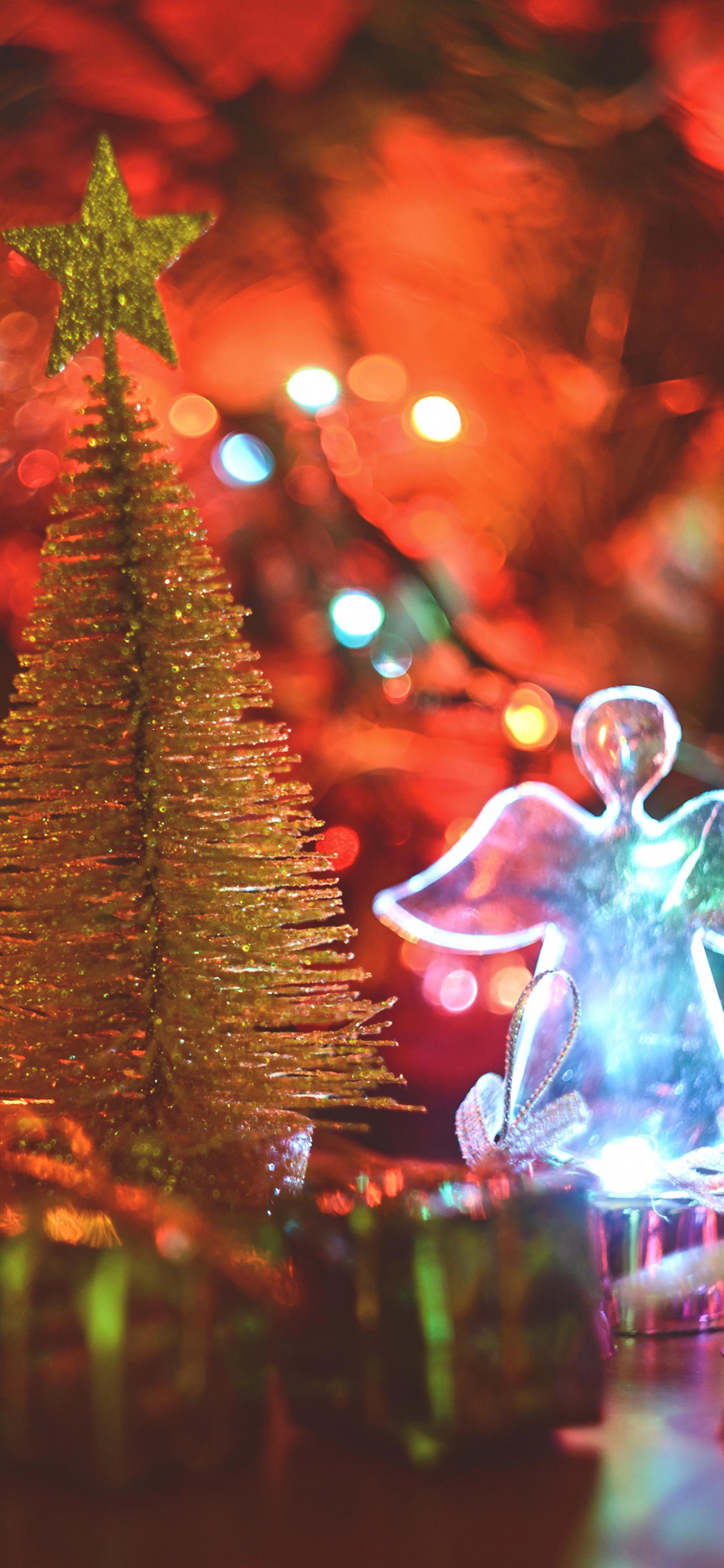 Обои Рождественский день, Новый год, праздник, елка, Рождественские украшения в разрешении 1242x2688