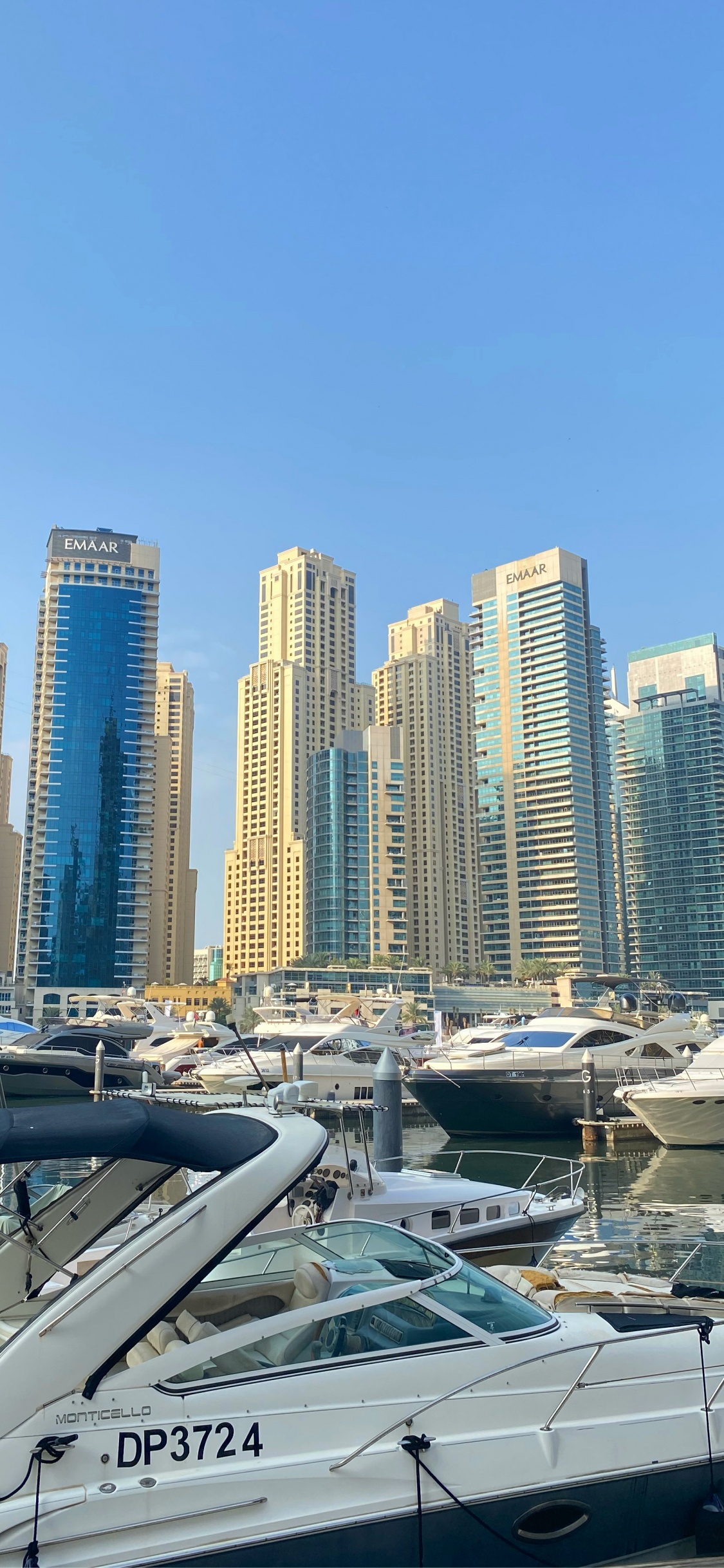 Обои Марина, башня, судно, метрополия, город в разрешении 1125x2436