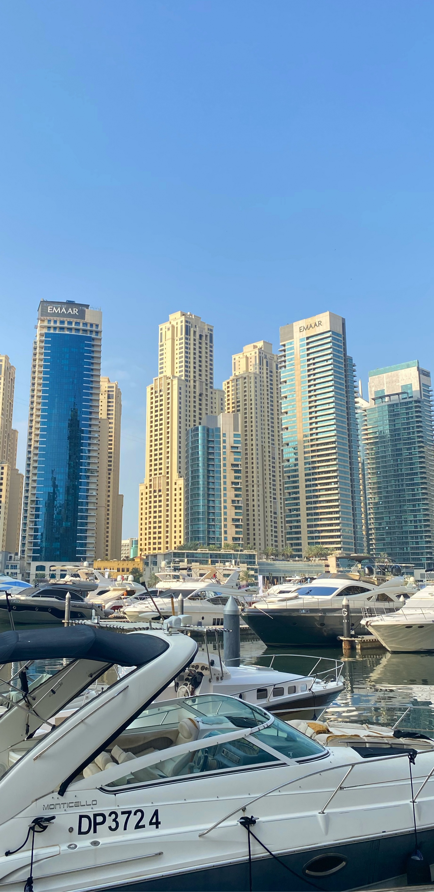 Обои Марина, башня, судно, метрополия, город в разрешении 1440x2960