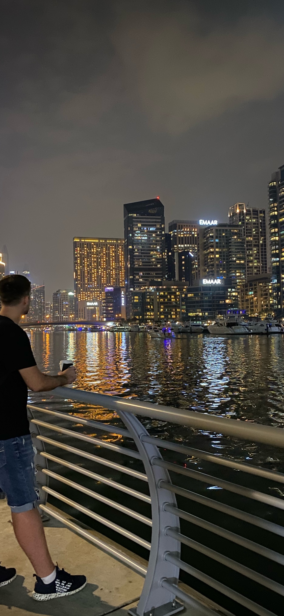 Обои Дубай, отражение, вода, небоскреб, башня в разрешении 1125x2436