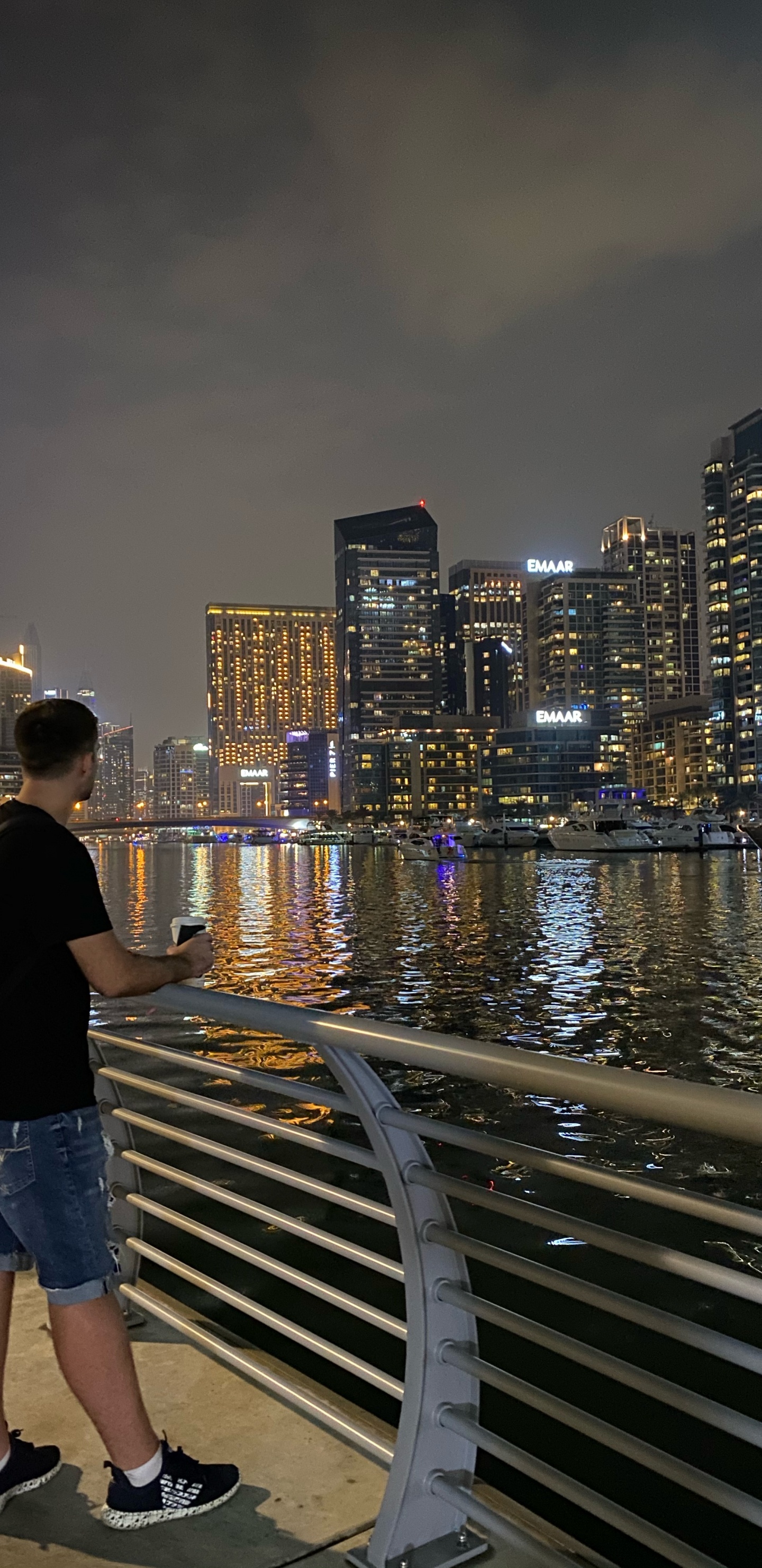 Обои Дубай, отражение, вода, небоскреб, башня в разрешении 1440x2960