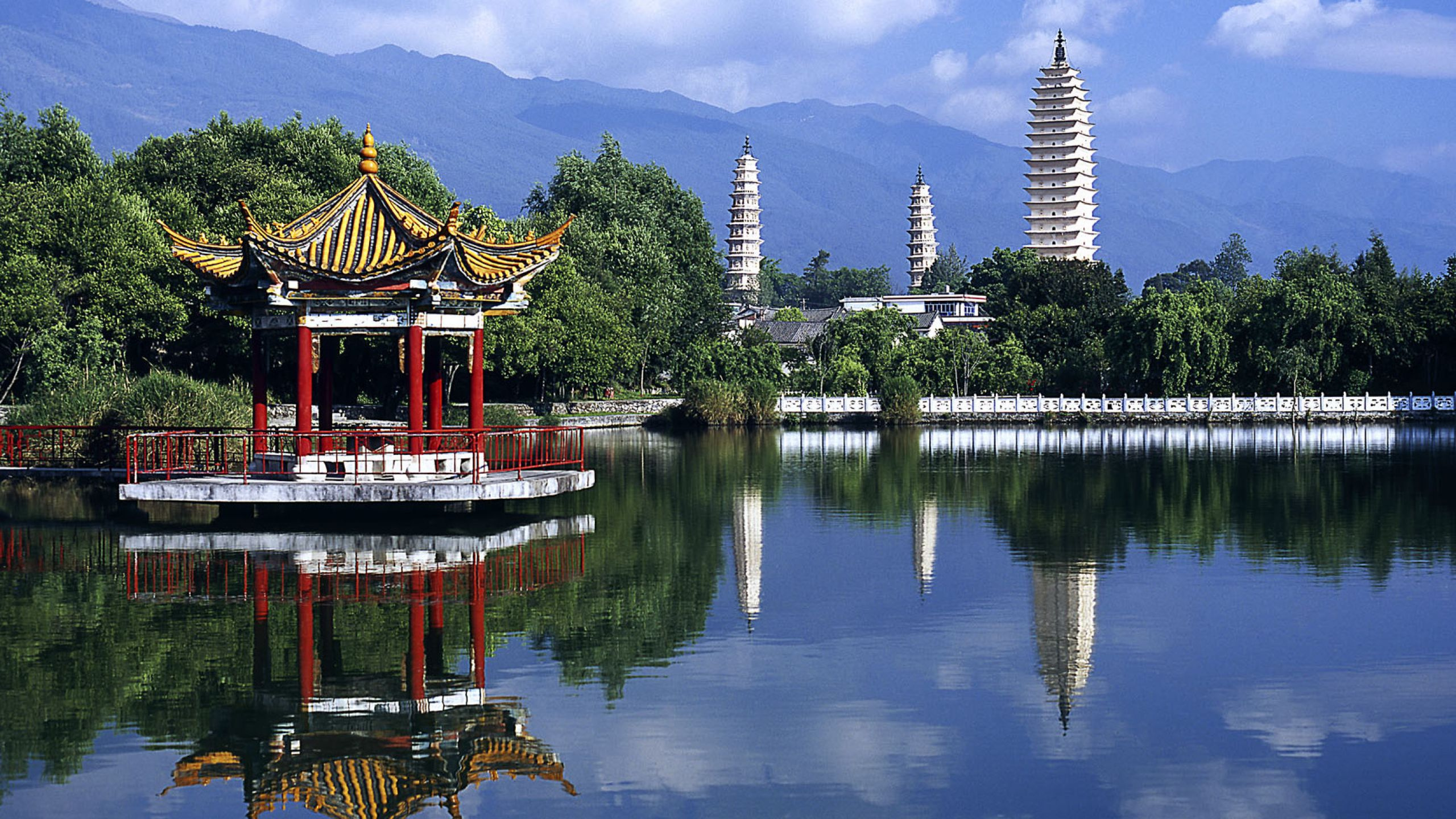 Обои Китай, отражение, пагода, вода, китайская архитектура в разрешении 2560x1440