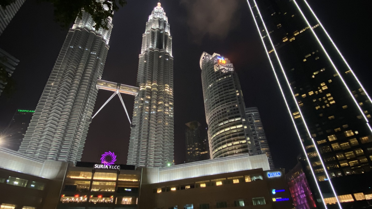 Обои башни петронас, Куала Лумпур, Малайзия, вода, ночь в разрешении 1280x720