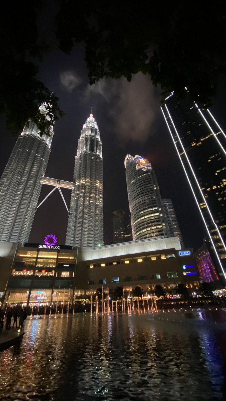 Обои башни петронас, Куала Лумпур, Малайзия, вода, ночь в разрешении 720x1280