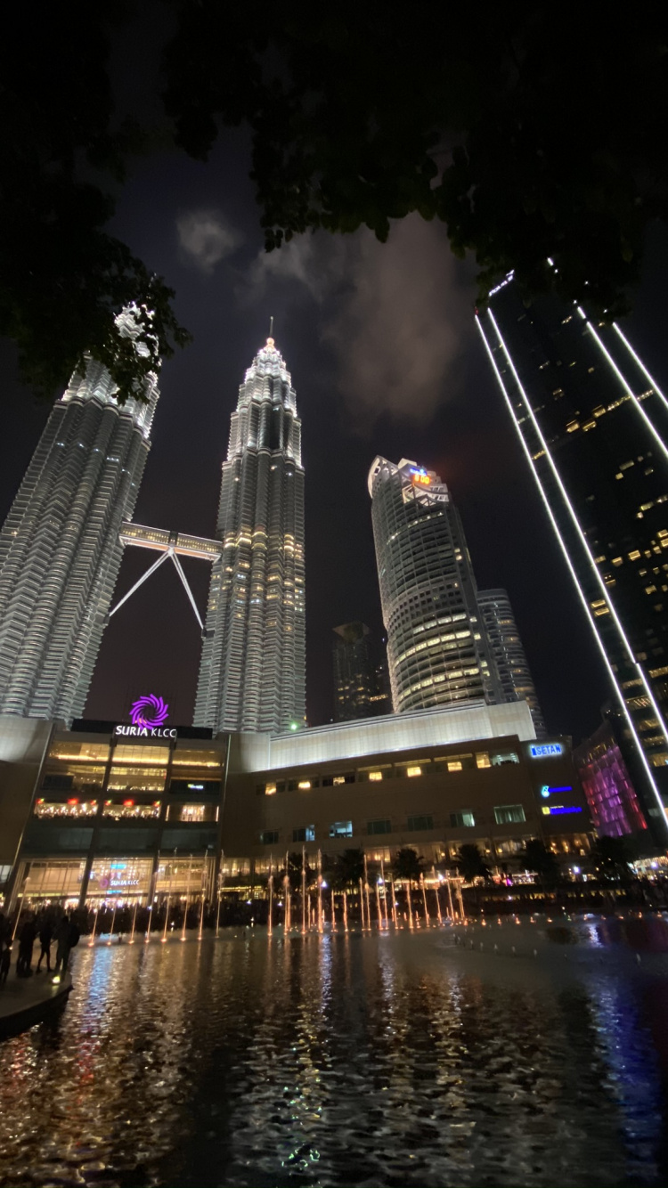 Обои башни петронас, Куала Лумпур, Малайзия, вода, ночь в разрешении 750x1334