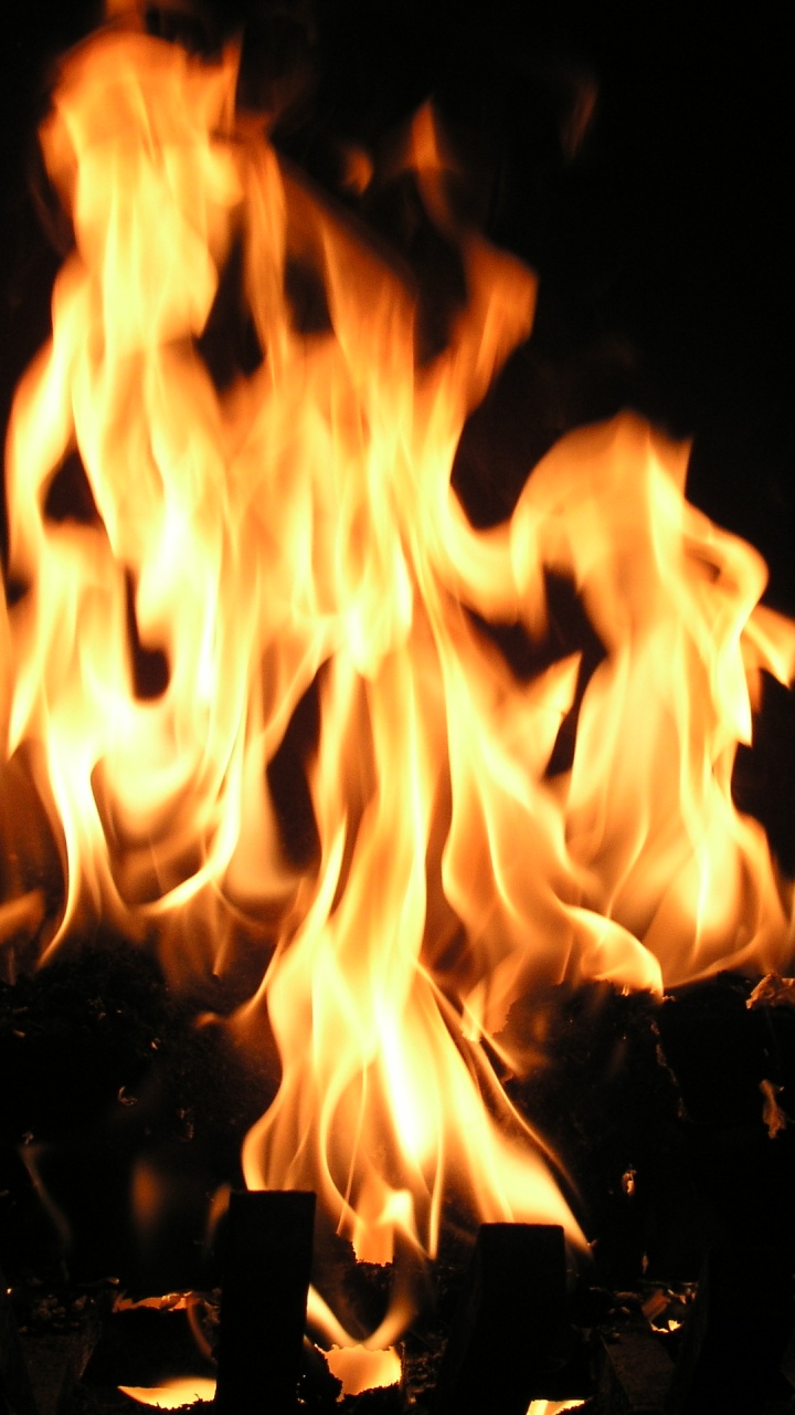 Обои пламя, огонь, тепло, костер, темнота в разрешении 720x1280