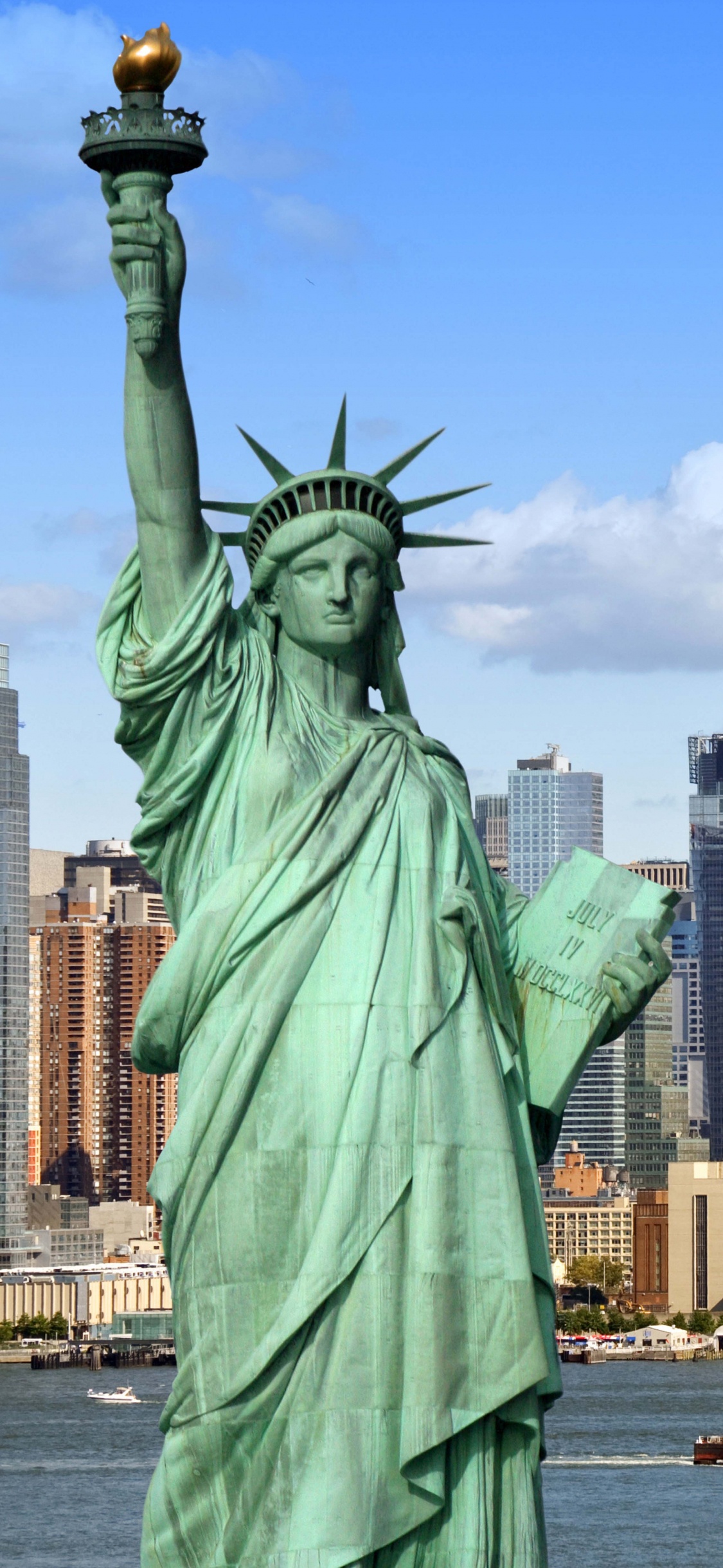 Обои статуя свободы, Статуя Свободы национальный памятник, статуя, скульптура, линия горизонта в разрешении 1125x2436