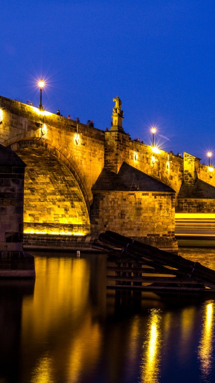Обои Карлов мост, отражение, ночь, ориентир, освещение в разрешении 720x1280