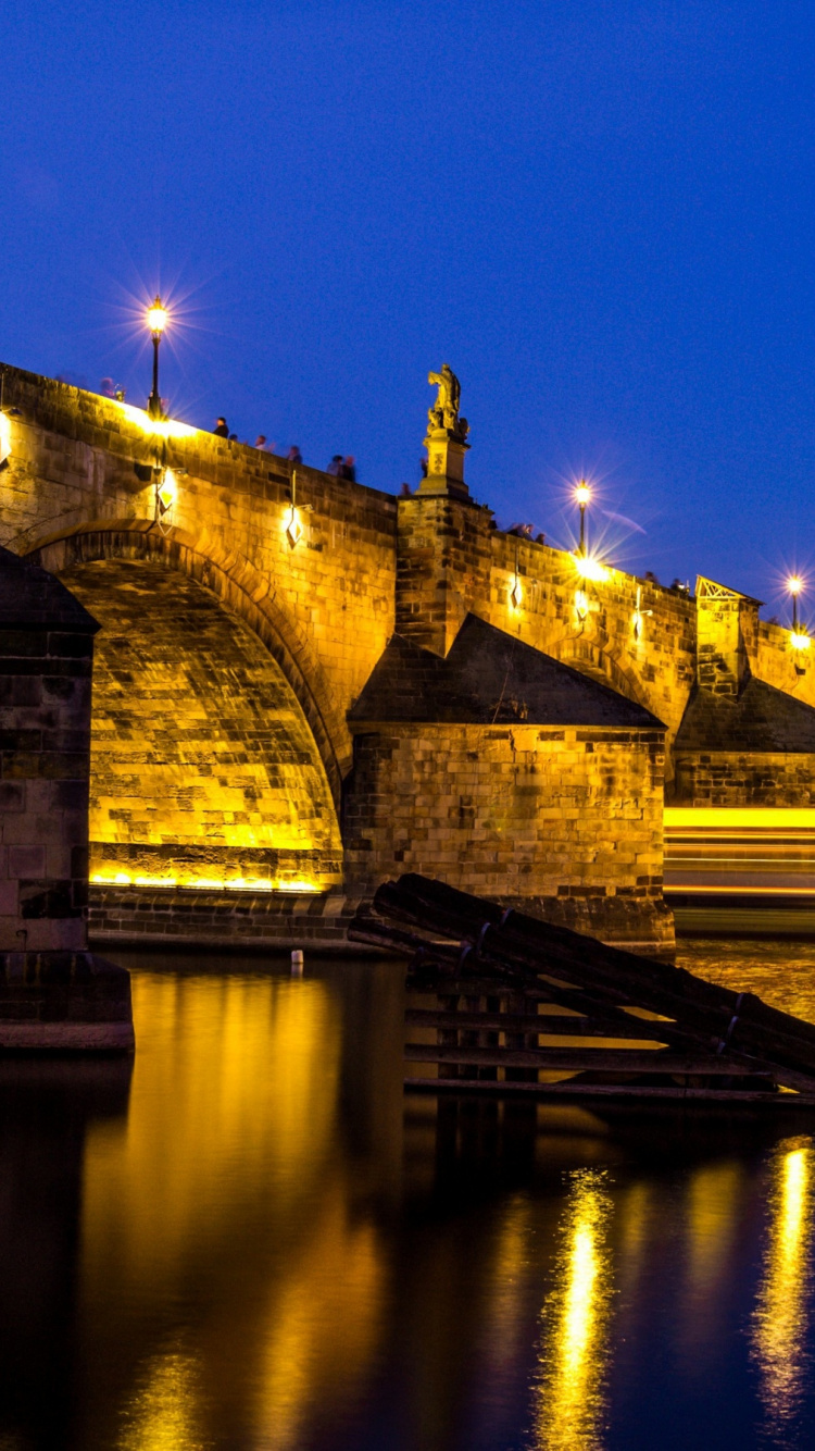 Обои Карлов мост, отражение, ночь, ориентир, освещение в разрешении 750x1334