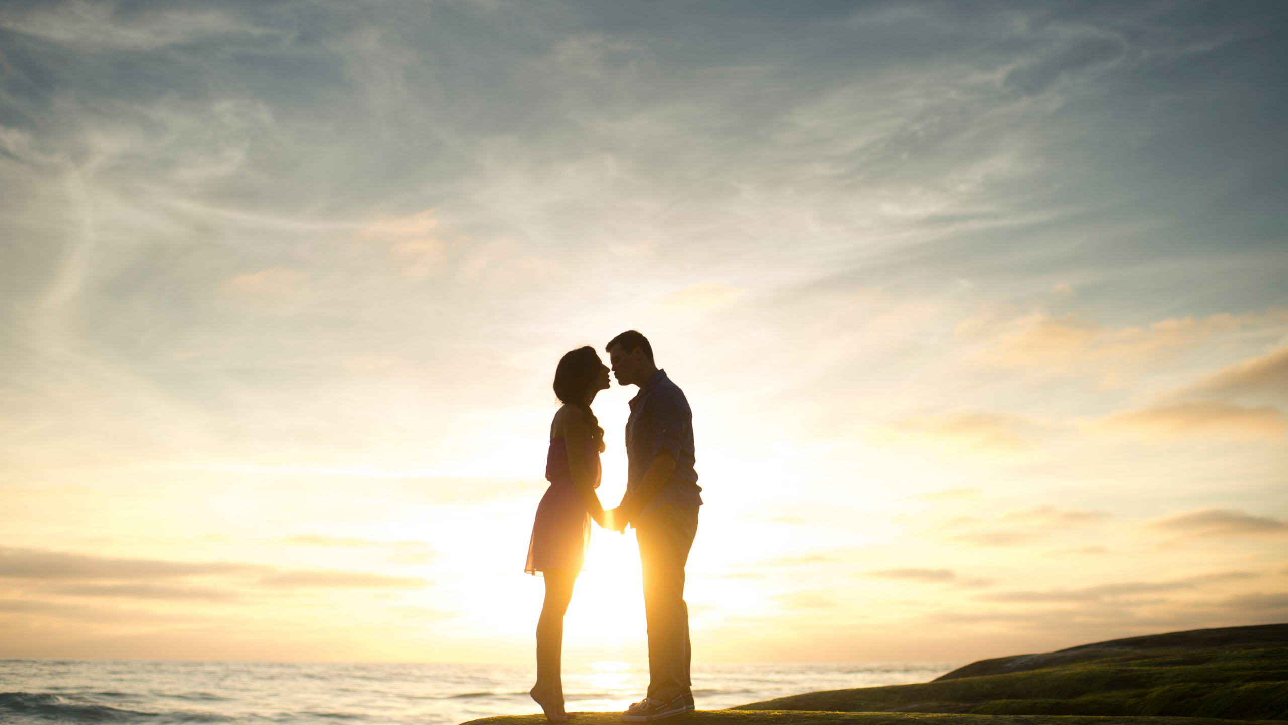 Обои роман, Люди в природе, любовь, горизонт, дружба в разрешении 2560x1440