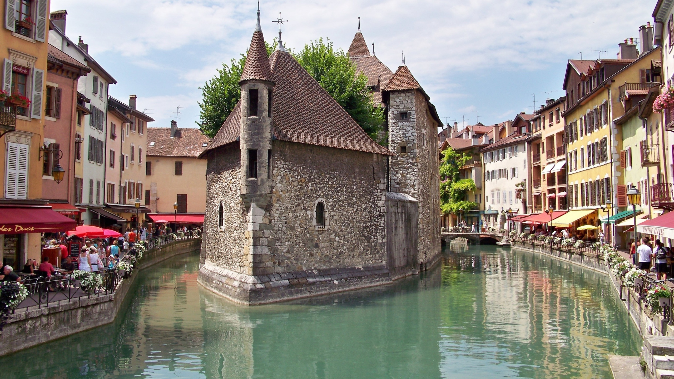 Обои водный путь, канал, городок, город, здание в разрешении 2560x1440