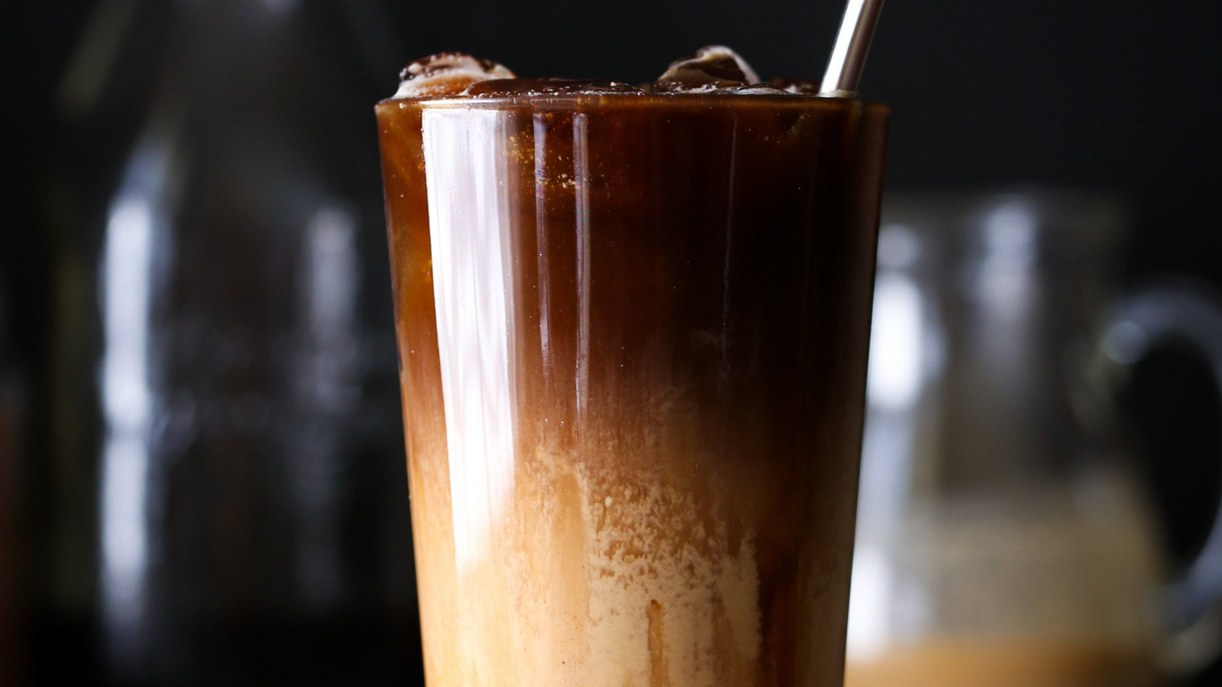 Обои латте, кофе, латте со льдом, кофе со льдом, карамельный напиток в разрешении 1366x768