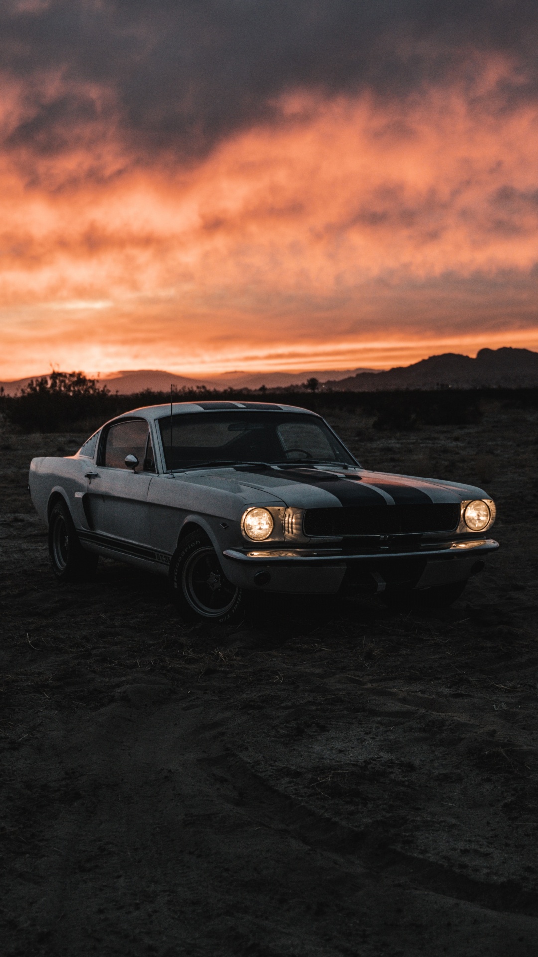 Обои отражение, легковые автомобили, облако, шина, колесо в разрешении 1080x1920