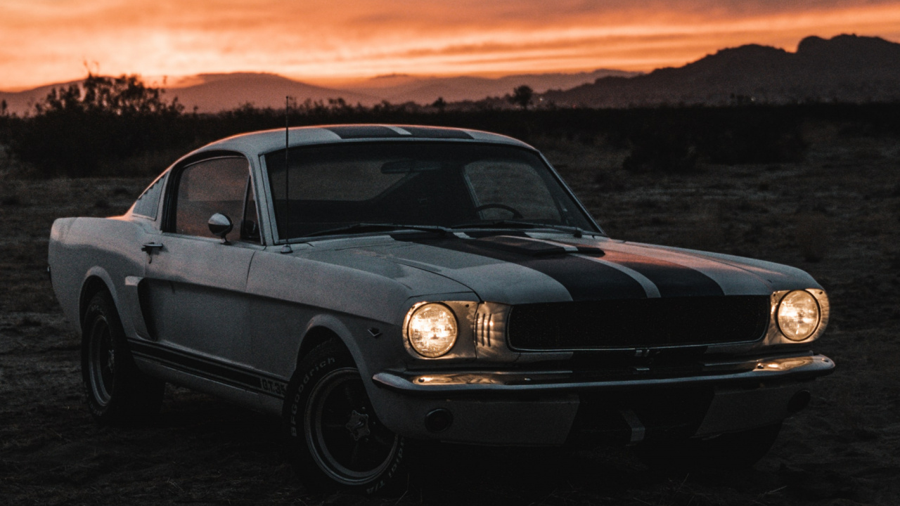 Обои отражение, легковые автомобили, облако, шина, колесо в разрешении 1280x720