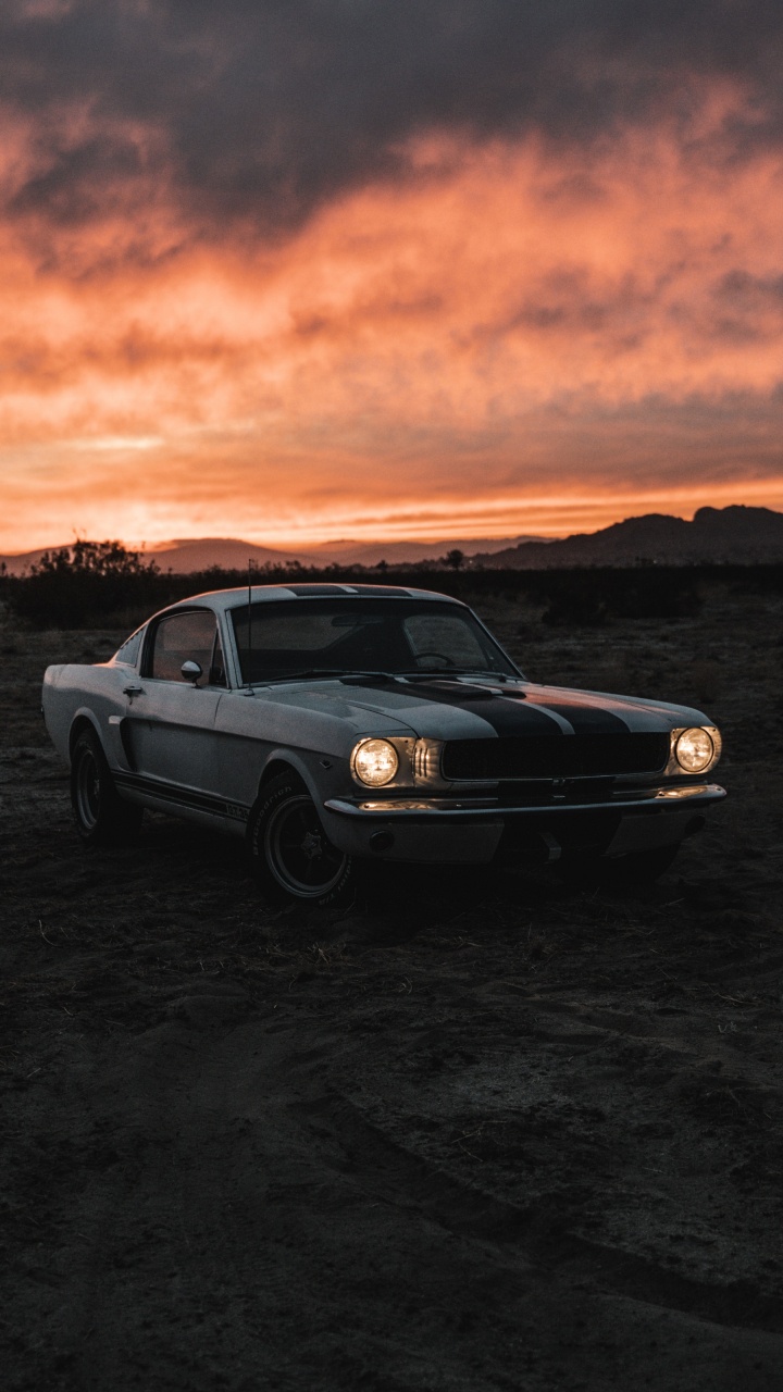 Обои отражение, легковые автомобили, облако, шина, колесо в разрешении 720x1280