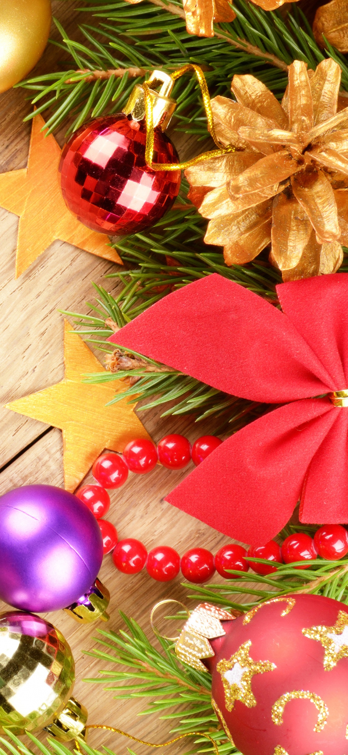 Обои Рождественские украшения, елка, Сочельник, Рождество, подарок в разрешении 1125x2436