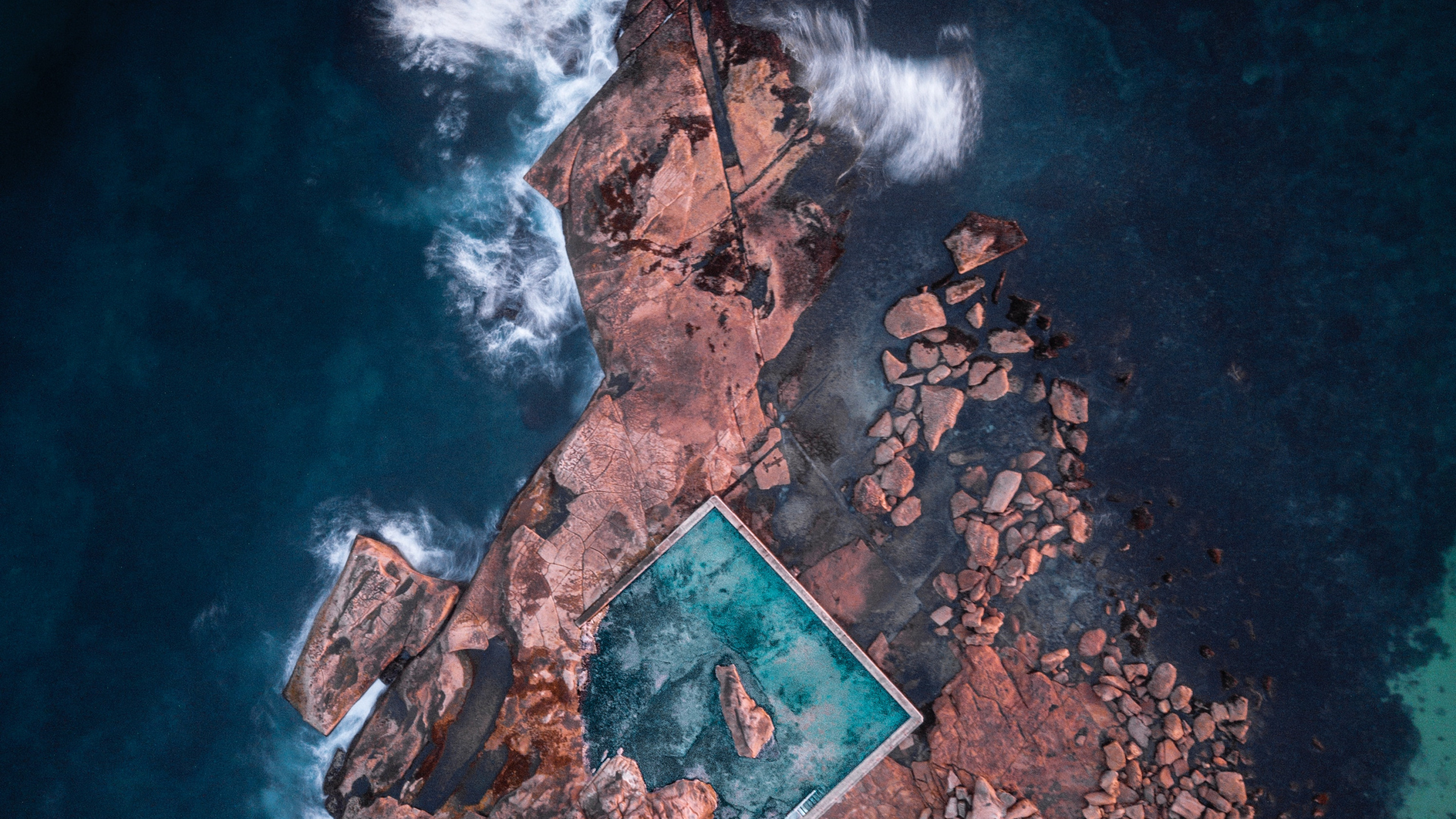 Обои вода, геология, небо, рок, синий в разрешении 2560x1440