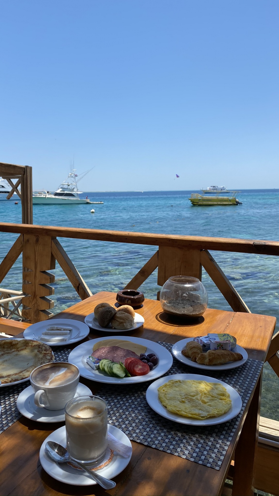 Обои море, serveware, посуда, судно, таблица в разрешении 1080x1920