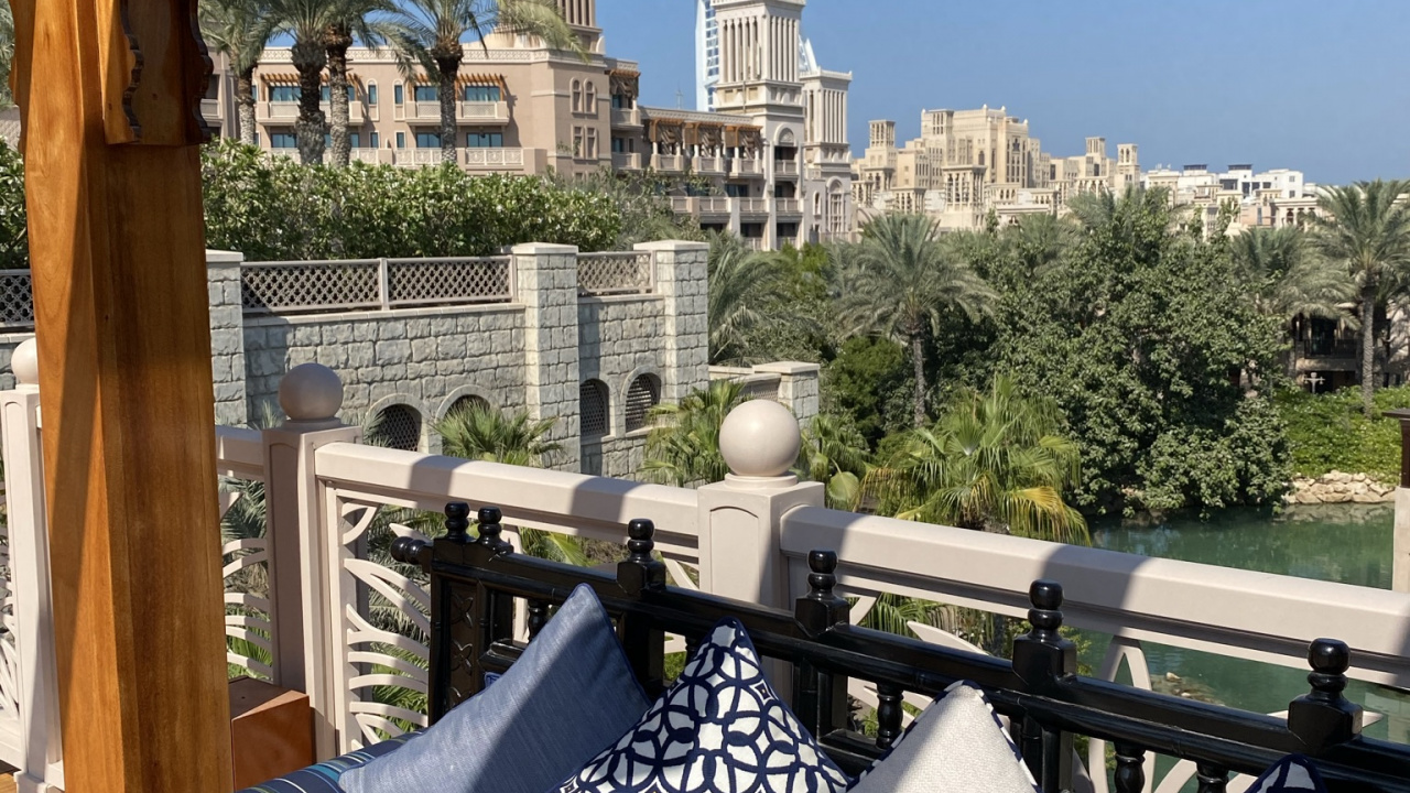 Обои архитектура, недвижимость, уличная мебель, мебель, бросить подушку в разрешении 1280x720