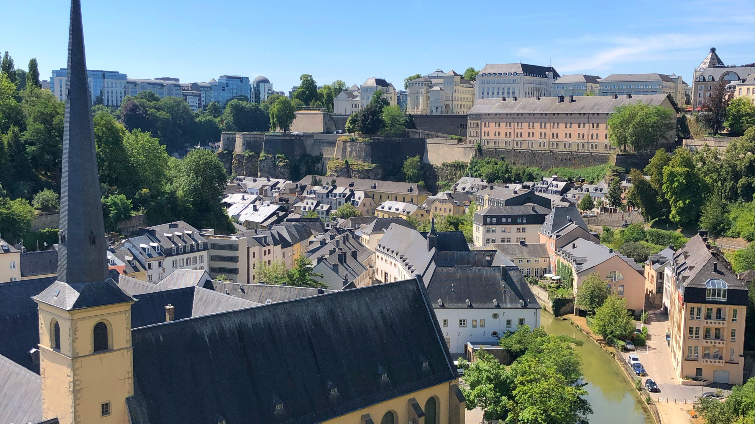 Обои грунд, Hibernian FC, окно, соседство, дерево в разрешении 2560x1440