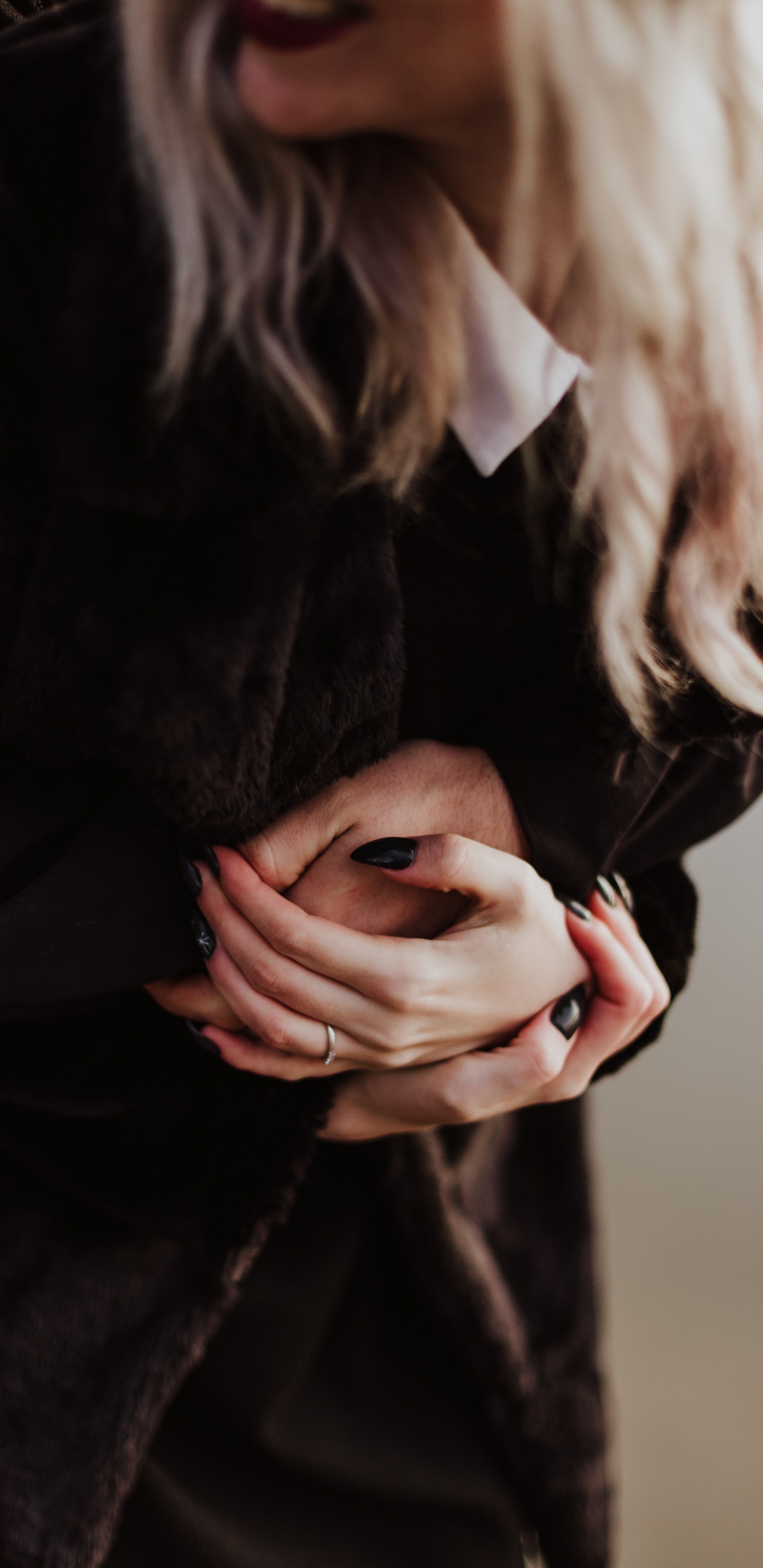 Обои волосы, красота, блондин, губа, длинные волосы в разрешении 1440x2960