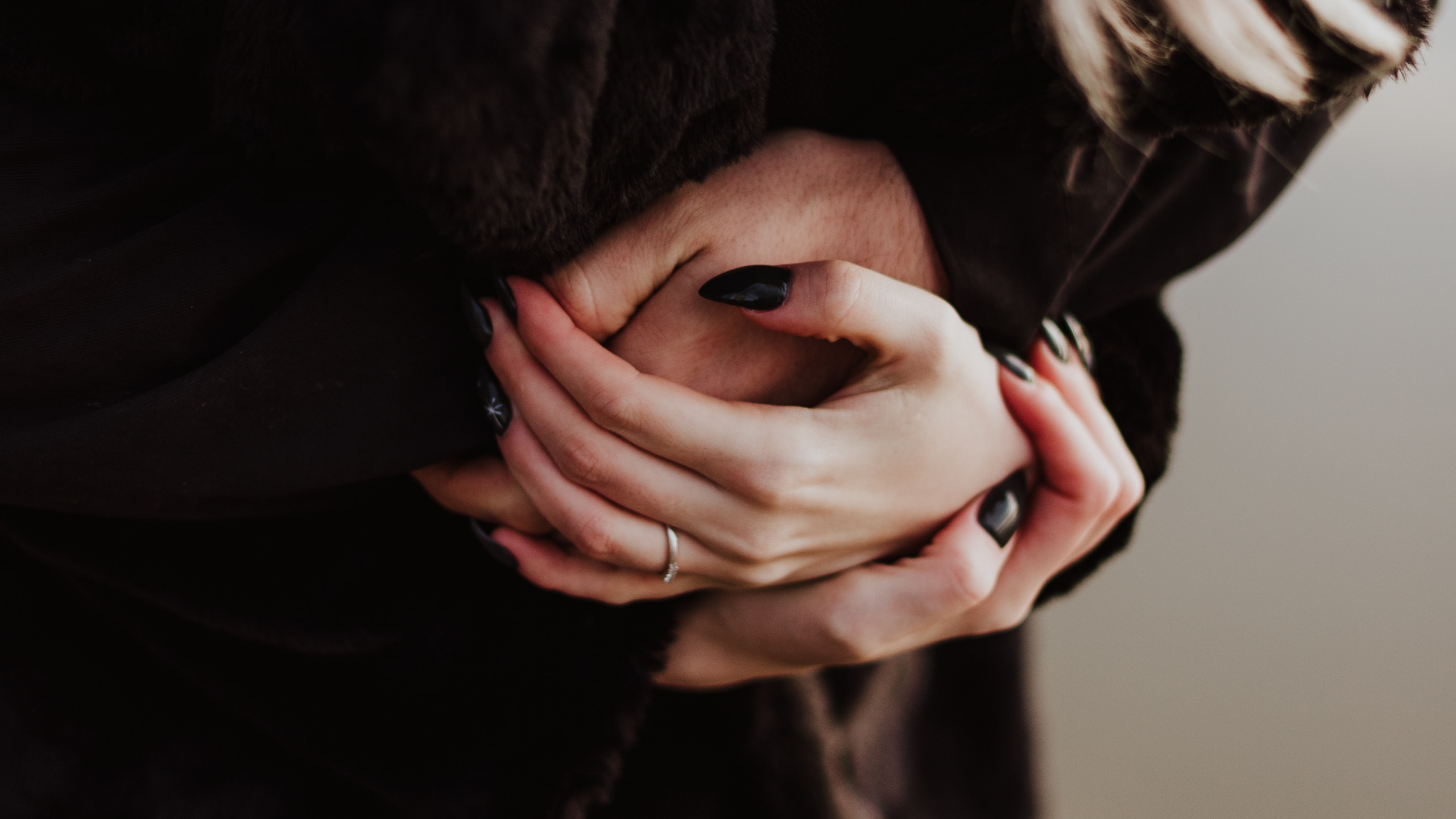 Обои волосы, красота, блондин, губа, длинные волосы в разрешении 2560x1440