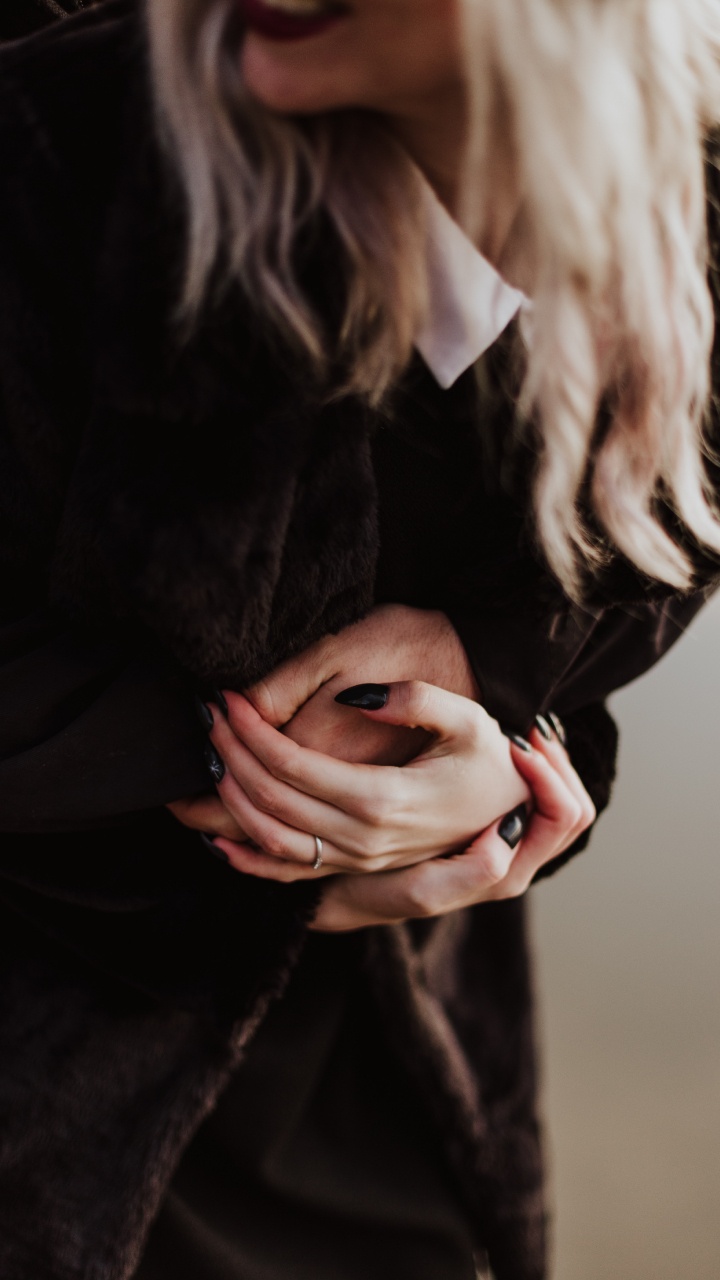 Обои волосы, красота, блондин, губа, длинные волосы в разрешении 720x1280