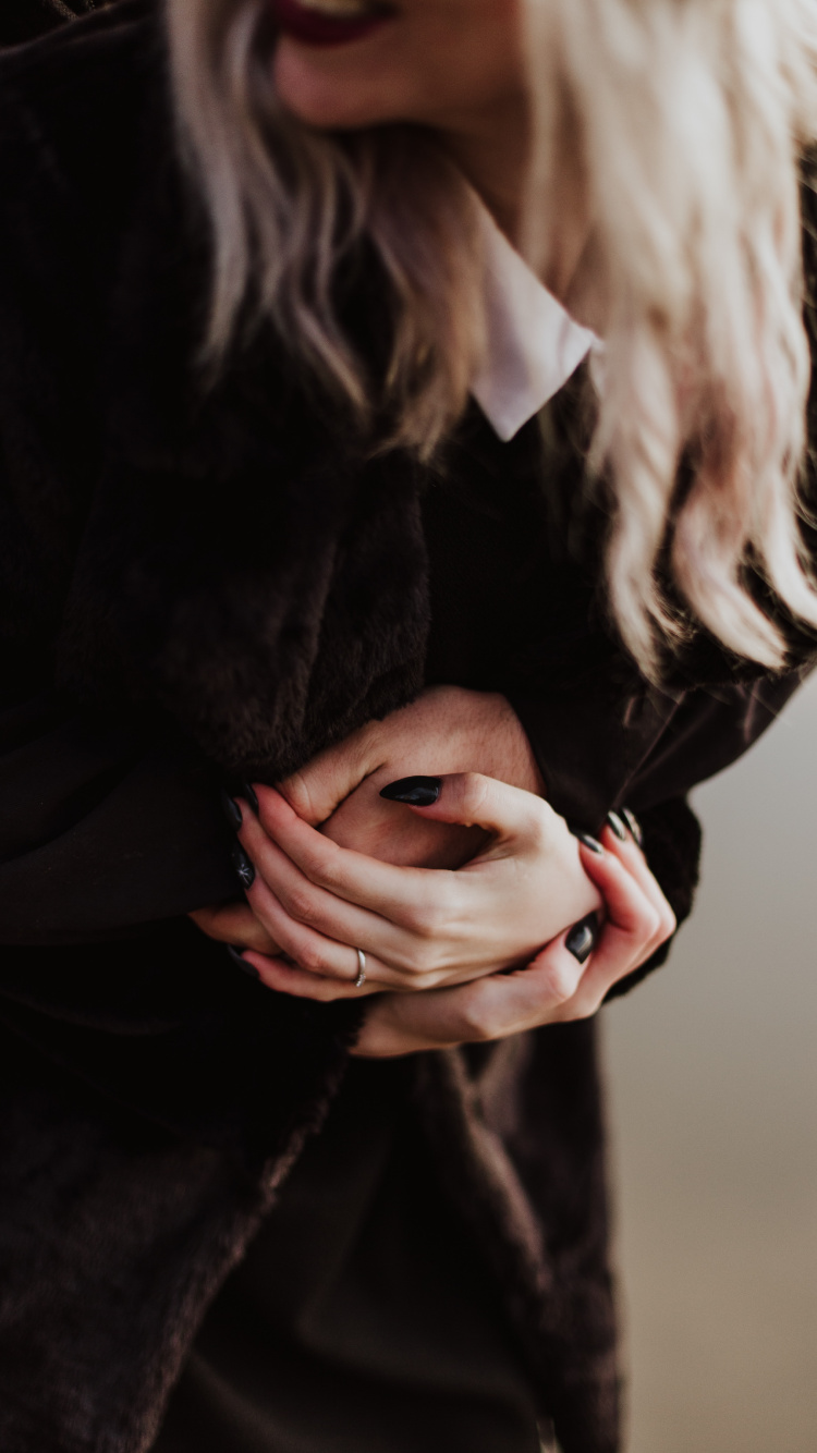 Обои волосы, красота, блондин, губа, длинные волосы в разрешении 750x1334